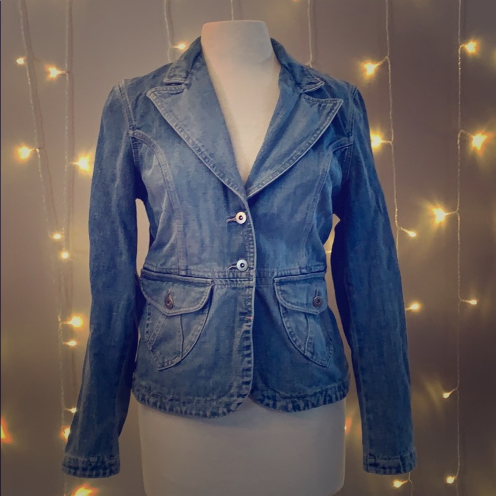 Form-fitting jean jacket